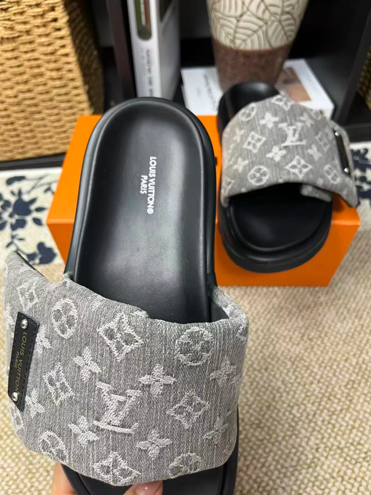 P340 [New Style] [LOUIS VUITTON] Louis Vuitton, LV printing, men's and women's slippers are now on the market, packed in drawer boxes with cloth bags and cards, the upper pattern looks very soft and waxy, and is a super versatile leg slimming tool. Fabric: imported denim/canvas/old fabric, LV hardware LOGO, official website pattern printing, comfortable to wear, feet: high-elastic PU water table. Sole: foam sole, heel height: about 5cm. Code number: 35-46, 35, 45, 46 are custom-made and non-returnable. Color: multiple colors and styles available.